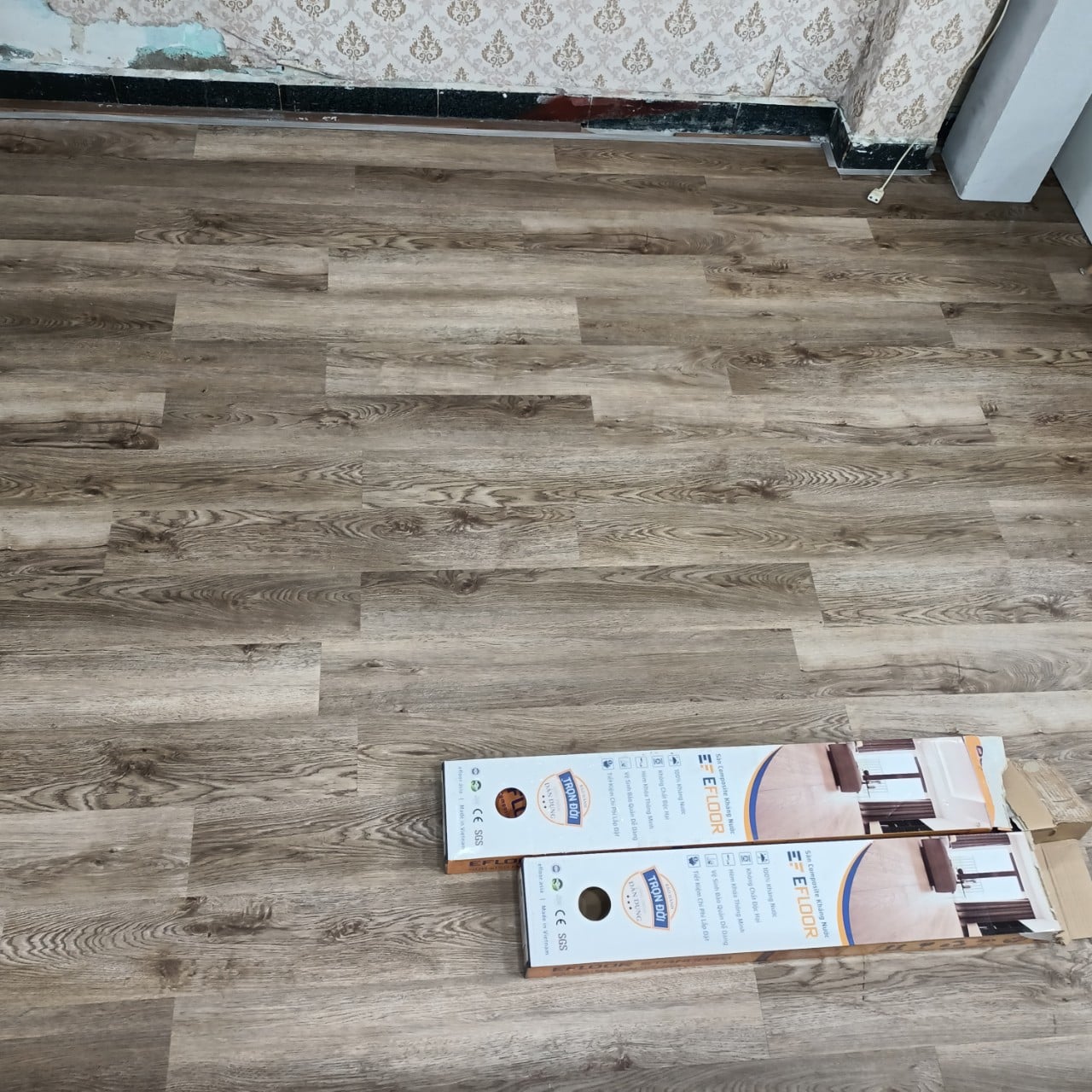 TIỆM NAIL CÓ NÊN LÓT SÀN NHỰA HÈM KHÓA?