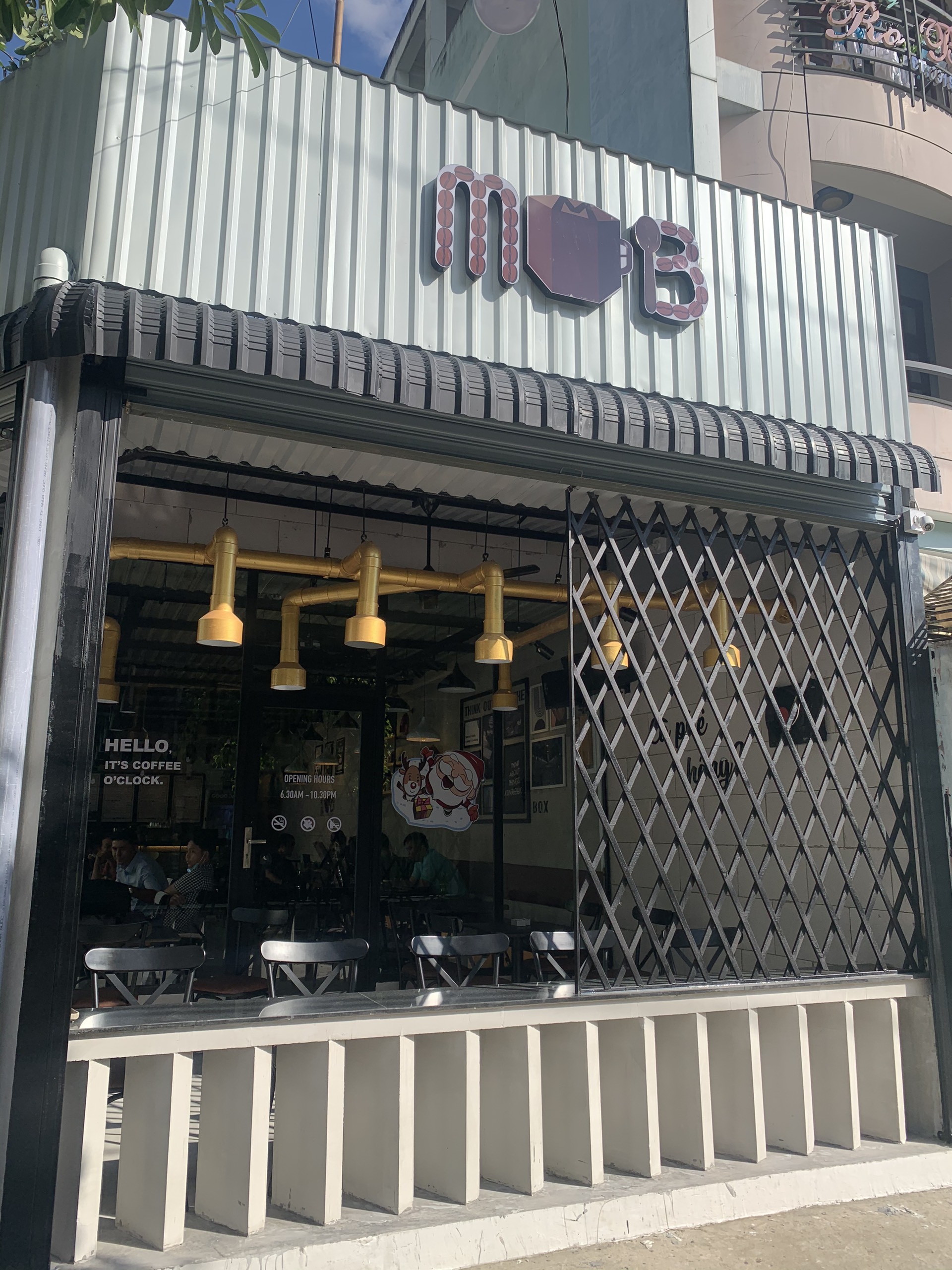 QUÁN COFFE MUB, TRANG TRÍ VÀ TẠO KIỂU BẰNG VẺ MỘC MẠC CỦA GẠCH AAC