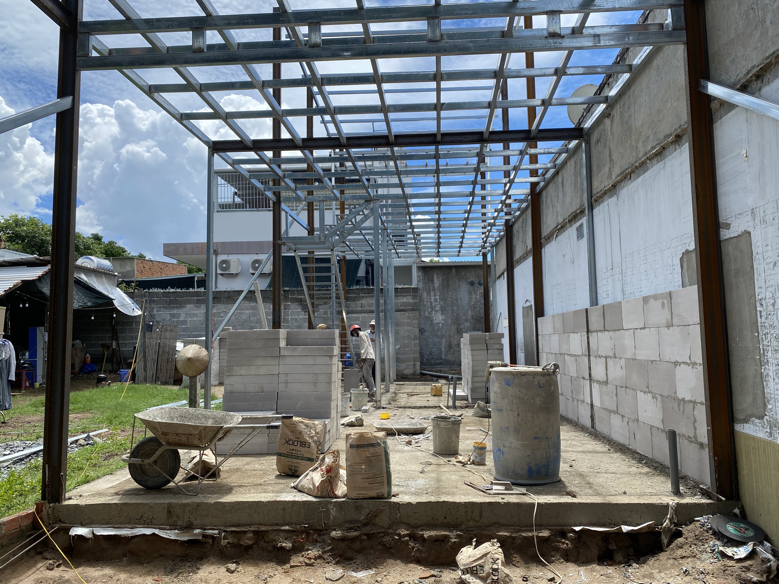 NHÀ 1 TRỆT 1 LẦU SỬ DỤNG KHUNG THÉP TIỀN CHẾ KẾT HỢP GẠCH NHẸ AAC TẠI CAM RANH